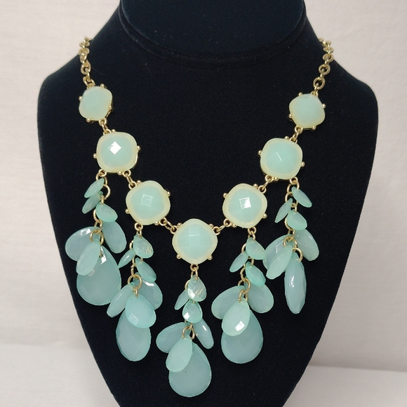 Jewelry - Goldtone Statement Necklace